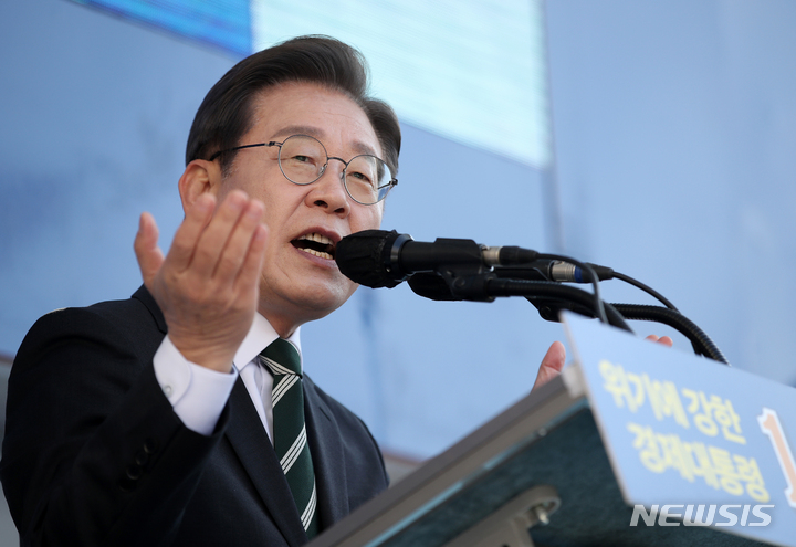 [하남=뉴시스] 국회사진기자단 = 이재명 더불어민주당 대선 후보가 5일 경기 하남시 스타필드 앞에서 유세를 열고 지지를 호소하고 있다. 2022.03.05. photo@newsis.com