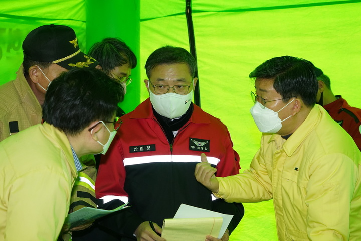 [서울=뉴시스] 정병혁 기자 = 전해철 행정안전부 장관과 최병암 산림청장이 5일 오후 경북 울진군 죽변면 산불현장 지휘본부에서 울진 산불 진화대책을 논의하고 있다..(사진=산림청 제공) 2022.03.05. photo@newsis.com *재판매 및 DB 금지