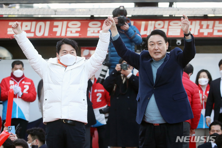 [이천=뉴시스] 전신 기자 = 윤석열 국민의힘 대선 후보와 안철수 국민의당 대표가 5일 경기 이천 중리사거리 인근에서 합동 유세를 하고 있다. 2022.03.05. photo1006@newsis.com