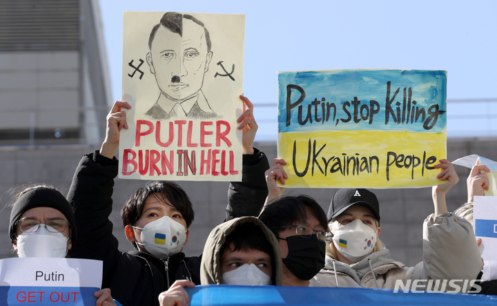 [서울=뉴시스] 김병문 기자 = 5일 서울 종로구 세종문화회관 앞에서 열린 우크라이나 전쟁 반대 집회에서 참가자들이 전쟁 반대 문구가 적힌 피켓과 우크라이나 국기를 들고 있다. 2022.03.05. dadazon@newsis.com