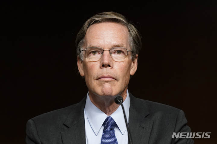 [워싱턴=AP/뉴시스] 니컬러스 번스 중국 주재 미국대사가 9일(현지시간) 미국 유타밸리대가 주최한 포럼에서 “중국은 미국과 동맹국인 한국, 일본, 호주를 군사력으로 몰아내려 하고 있다”고 주장했다. 지난해 10월20일 번스 대사가 국회 청문회 출석 당시 모습. 2022.06.10 