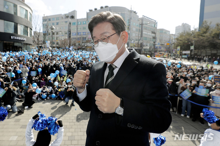 [용인=뉴시스] 최동준 기자 = 이재명 더불어민주당 대선 후보가 5일 경기 용인 수지구 스타벅스 단국대점 앞에서 유세를 열고 지지를 호소하고 있다. 2022.03.05. photocdj@newsis.com