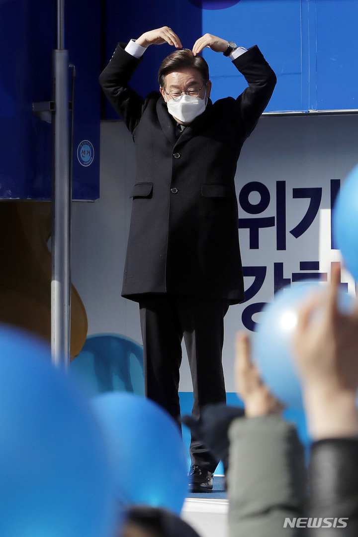 [용인=뉴시스] 최동준 기자 = 이재명 더불어민주당 대선 후보가 5일 경기 용인 수지구 스타벅스 단국대점 앞에서 유세를 열고 지지를 호소하고 있다. 2022.03.05. photocdj@newsis.com