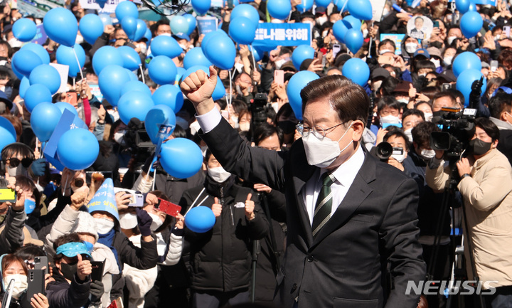 [성남=뉴시스] 국회사진기자단 = 이재명 더불어민주당 대선 후보가 5일 경기 성남시 서현역 로데오거리에서 유세를 열고 지지를 호소하고 있다. 2022.03.05. photo@newsis.com