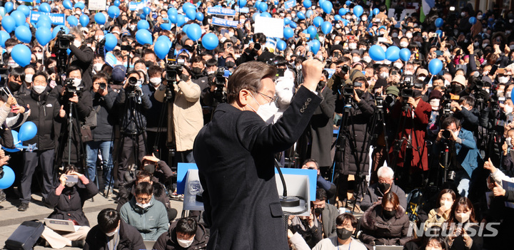 [성남=뉴시스] 국회사진기자단 = 이재명 더불어민주당 대선 후보가 5일 경기 성남시 서현역 로데오거리에서 유세를 열고 지지를 호소하고 있다. 2022.03.05. photo@newsis.com