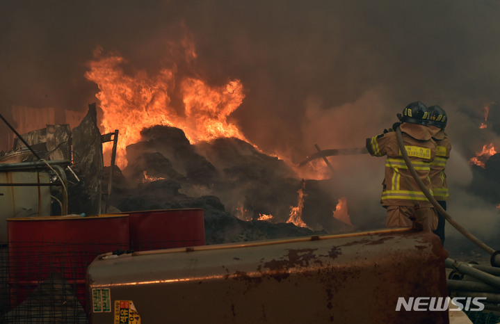[울진=뉴시스] 이무열 기자 = 경북 울진군 산불 이틀째인 5일 산불이 강풍을 타고 울진읍 온양리 한 고물상까지 불이 번져 소방관들이 진화하고 있다. 2022.03.05. lmy@newsis.com