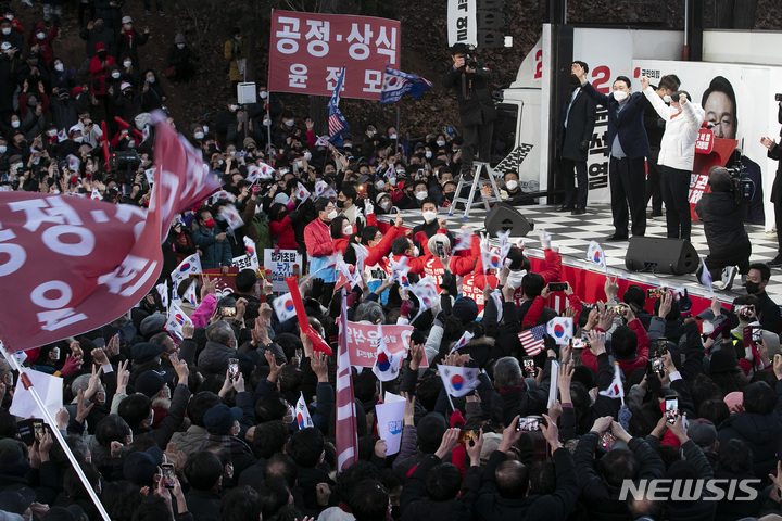 [서울=뉴시스] 전신 기자 = 윤석열 국민의힘 대선 후보가 5일 서울 광진구 어린이대공원 후문에서 열린 유세에서 안철수 국민의당 대표와 함께 지지를 호소하고 있다. 2022.03.05. photo1006@newsis.com