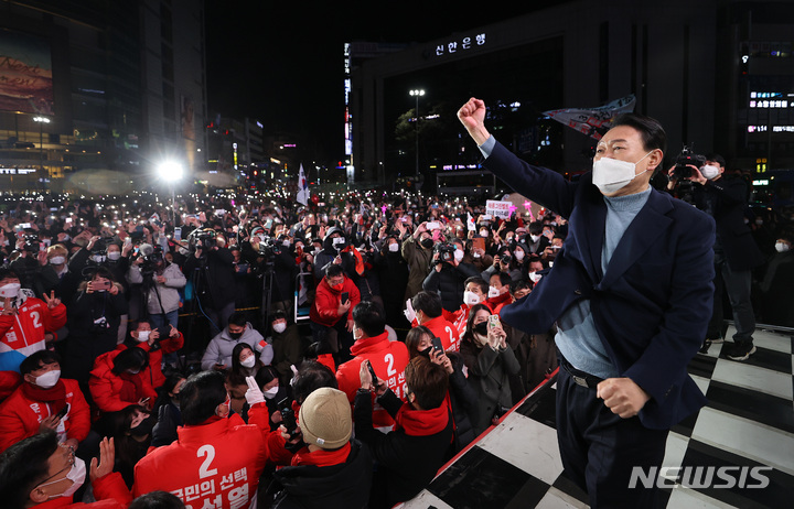 [서울=뉴시스] 전신 기자 = 윤석열 국민의힘 대선 후보가 5일 서울 노원구 노원역 앞에서 시민들을 향해 지지를 호소하고 있다. 2022.03.05. photo1006@newsis.com
