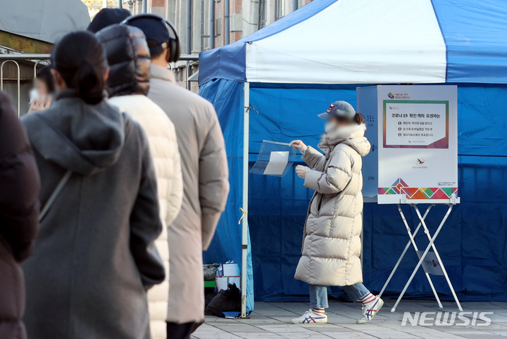 [서울=뉴시스] 김병문 기자 = 제20대 대통령선거 사전투표 이틀째인 지난 5일 오후 서울역 설치된 남영동 사전투표소에서 코로나19 확진자 및 자가격리자들이 투표를 하고 있다. 2022.03.06. dadazon@newsis.com