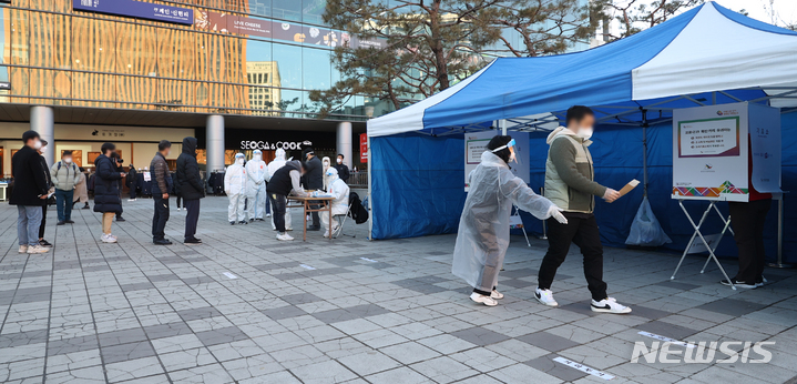 [서울=뉴시스] 김병문 기자 = 제20대 대통령선거 사전투표 이틀째인 5일 오후 서울역 설치된 남영동 사전투표소에서 코로나19 확진자 및 자가격리자들이 투표를 하고 있다. 2022.03.05. dadazon@newsis.com