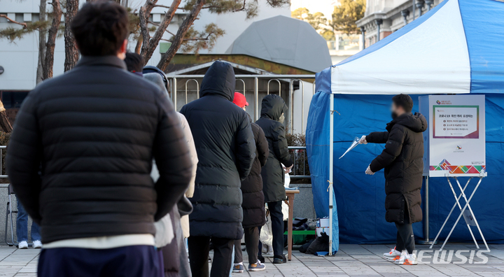 [서울=뉴시스] 김병문 기자 = 제20대 대통령선거 사전투표 이틀째인 5일 오후 서울역 설치된 남영동 사전투표소에서 코로나19 확진자 및 자가격리자들이 투표에 앞서 신원 확인을 위해 줄을 서 있다. 2022.03.05. dadazon@newsis.com