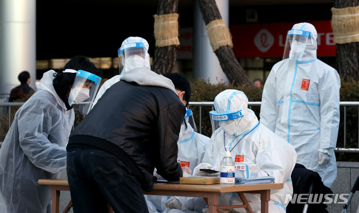 [서울=뉴시스] 김병문 기자 = 제20대 대통령선거 사전투표 이틀째인 지난 5일 오후 서울역 설치된 남영동 사전투표소에서 코로나19 확진자 및 자가격리자들이 투표에 앞서 신원 확인을 하고 있다. 2022.03.05. dadazon@newsis.com