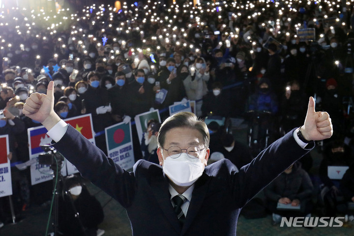 [시흥=뉴시스] 국회사진기자단 = 이재명 더불어민주당 대선 후보가 5일 경기 시흥 배곧신도시 광장에서 유세를 열고 지지를 호소하고 있다. 2022.03.05. photo@newsis.com