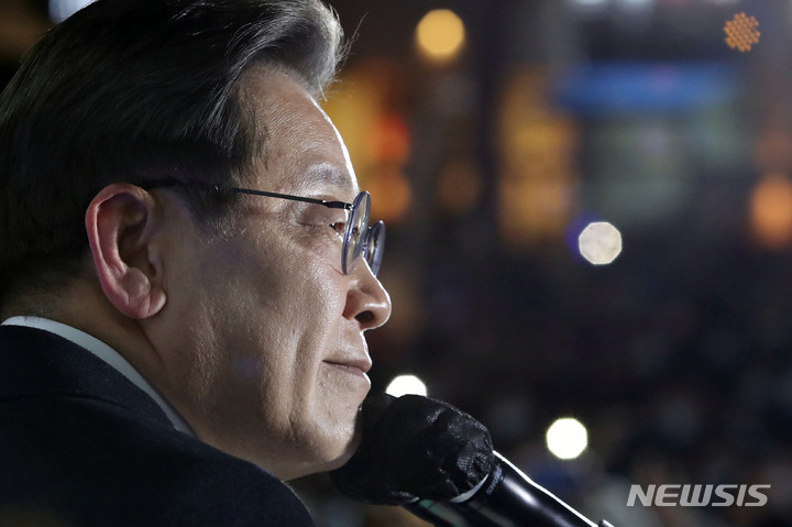 [시흥=뉴시스] 국회사진기자단 = 이재명 더불어민주당 대선 후보가 5일 경기 시흥 배곧신도시 광장에서 유세를 열고 지지를 호소하고 있다. 2022.03.05. photo@newsis.com