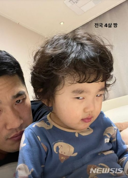 [서울=뉴시스] 김동현과 아들. 2022.03.06. (사진= 김동현 인스타그램 캡쳐) photo@newsis.com*재판매 및 DB 금지