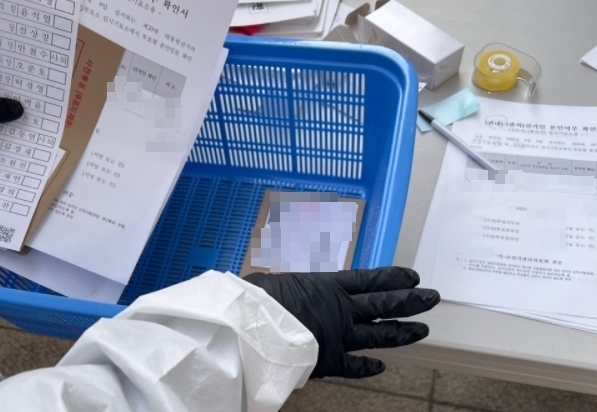 [서울=뉴시스] 사전투표 마지막 날이었던 지난 5일 코로나19 확진자·격리자의 투표 과정을 두고 온라인에서 논란이 불거졌다. (사진=SNS 갈무리) 2022.03.06. *재판매 및 DB 금지