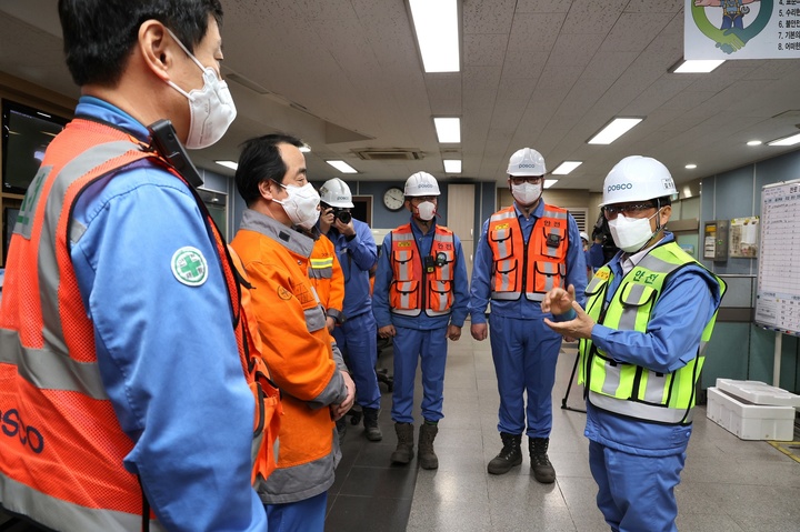 [포항=뉴시스] 강진구 기자 = 김학동 포스코 대표이사 부회장이 4일 포항제철소 3제강공장을 방문해 직원들에게 격려 인사를 전하고 있다.(사진=포스코 제공) 2022.03.06.photo@newsis.com *재판매 및 DB 금지