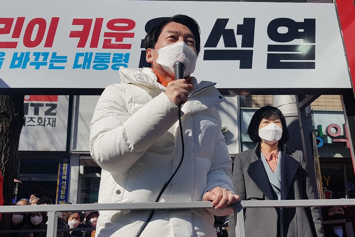 [대구=뉴시스] 정창오 기자= 안철수 국민의당 대표가 6일 오후 대구시 달성군 화원삼거리에서 윤석열 후보 대구선대위 유세차에 올라 연설하고 있다. 2022.03.06. jco@newsis.com *재판매 및 DB 금지