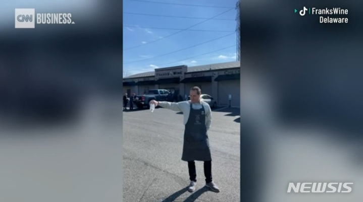 [서울=뉴시스]미국 내 러시아 보이콧 행위. 한 남성이 러시아산 보드카에 대한 보이콧 행위로 길에 술을 버리고 있다. (사진 = CNN 영상 캡처) 2022.03.06. photo@newsis.com