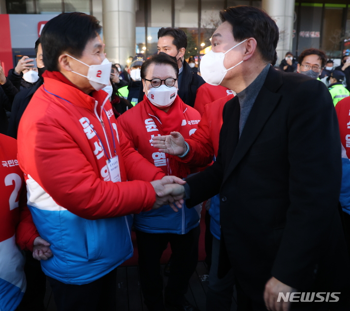 [부천=뉴시스] 정일형 기자 = 서영석 부천시을 당협위원장이 6일 오후 부천역 앞 마루광장에서 윤석열 대선 후보와 악수를 하고 있다. (국민의힘 제공)