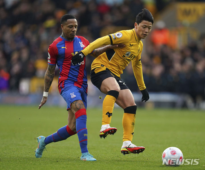 [울버햄프턴=AP/뉴시스] 울버햄프턴의 황희찬이 5일(현지시간) 영국 울버햄프턴의 몰리뉴 스타디움에서 열린 2021-22시즌 잉글랜드 프리미어리그(EPL) 28라운드 크리스털 팰리스와의 경기에 선발 출전해 공을 다투고 있다. 황희찬은 공격 포인트를 올리지 못했고 팀은 0-2로 패해 3연패에 빠졌다. 2022.03.06. 
