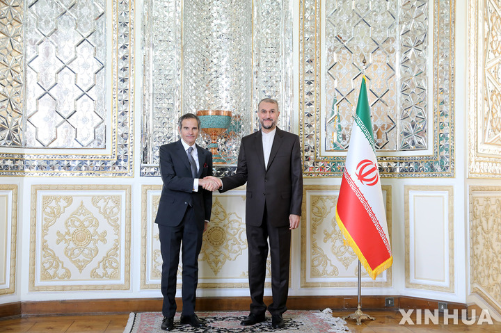 [ 테헤란(이란)= 신화/뉴시스] 호세인 아미르 아브돌라이안 이란외무장관과 라파엘 그로시 국제원자력기구(IAEA) 사무총장이 2022년 3월5일 테헤란에서 회담을 마치고 공동성명 발표 직전에 악수를 하고있다. 이들은 이란핵합의 복원을 추진하는 빈 회담 종료를 위한 세부 일정에 합의했다고 밝혔다. 2024.03.12.