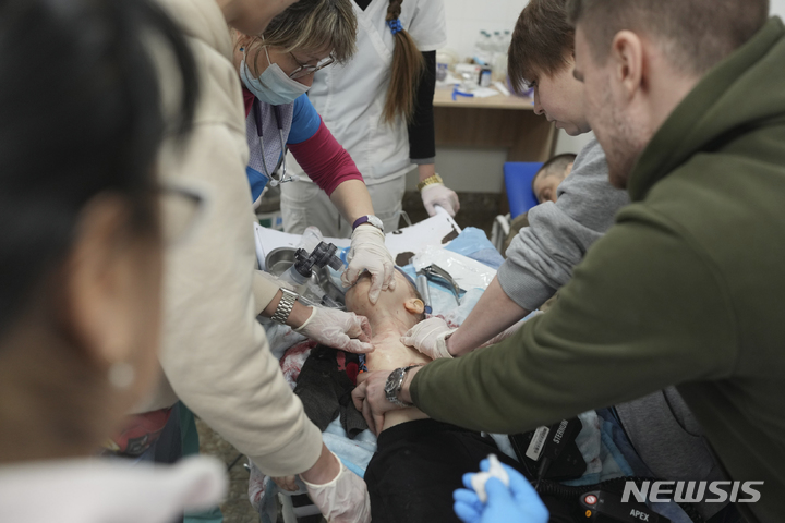 [마리우폴=AP/뉴시스] 4일(현지시간) 우크라이나 마리우폴의 한 병원에서 의료진이 러시아의 포격으로 심하게 다친 18개월령 아이를 살리기 위해 애쓰고 있다. 의료진의 노력에도 아이는 끝내 숨졌다. 2022.03.06.