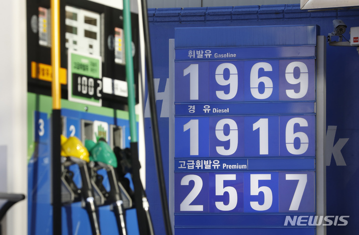[서울=뉴시스] 고승민 기자 = 전국 휘발유 값이 7주째 상승한 것으로 알려진 6일 서울시내 한 주유소 모습. 지난 4일 한국석유공사 유가정보사이트 오피넷에 따르면 3월 첫째 주 전국 주유소의 휘발유 판매 가격은 전주 대비 24.2원 오른 리터(ℓ)당 1764.0원을 기록했다. 전국 휘발유 가격은 1월 셋째 주 이후 7주 연속 올랐다. 국내 휘발유 가격 상승은 국제 유가에 영향을 받은 것으로 분석된다. 정부는 오는 4월말로 종료되는 유류세 20% 인하를 7월말까지 3개월 연장하기로 결정했다. 향후 국제유가 상승폭이 커지면 유류세 인하폭을 확대하는 방안도 검토한다. 2022.03.06. kkssmm99@newsis.com