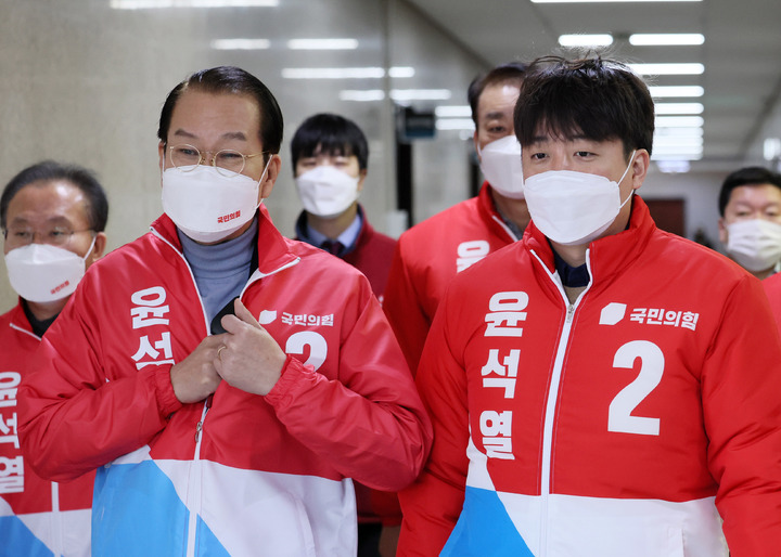 [서울=뉴시스] 김선웅 기자 = 이준석 국민의힘 대표와 권영세 선거대책본부장이 6일 오전 서울 여의도 국회에서 열린 확대 선거대책본부 회의에 참석하고 있다. (공동취재사진) 2022.03.06. photo@newsis.com