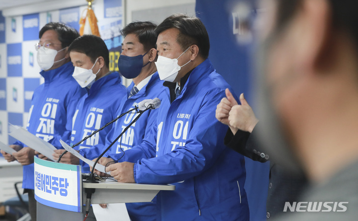 [서울=뉴시스] 김선웅 기자 = 윤호중 더불어민주당 원내대표가 6일 오전 서울 여의도 중앙당사에서 대장동 진상규명 특검수사 반대하는 국민의힘 규탄 기자회견을 열고 있다. (공동취재사진) 2022.03.06. photo@newsis.com