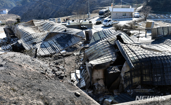 [울진=뉴시스] 이무열 기자 = 울진 산불 사흘째인 6일 경북 울진군의 한 마을이 화마로 잿더미로 변해 있다. 2022.03.06. lmy@newsis.com