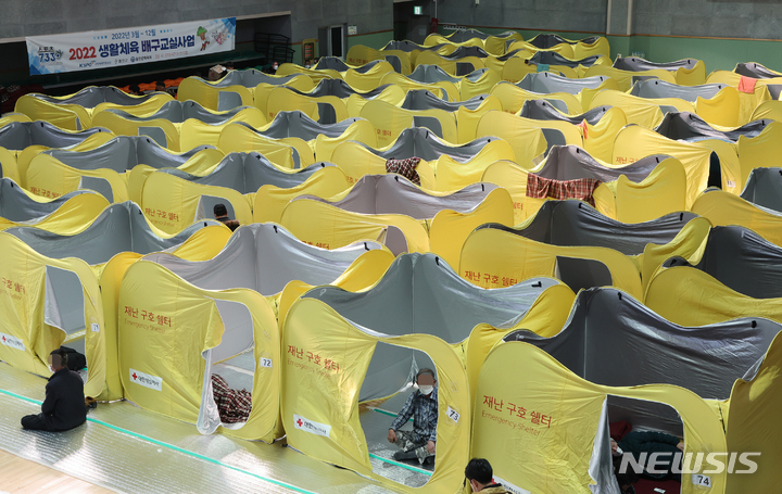 [울진=뉴시스] 김진아 기자 = 경북 울진 산불 발생 3일째인 6일 경북 울진군 울진국민체육센터에 마련된 대피소에 주민들이 대피해 있다. 2022.03.06. bluesoda@newsis.com