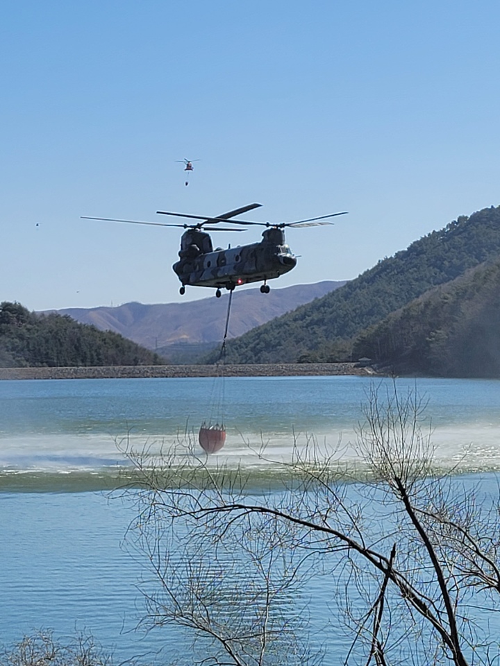 [서울=뉴시스] 전국 곳곳에 발생한 대형산불로 산불재난 국가위기경보 ‘심각’ 단계가 발령된 가운데 육군이 현 상황을 국가적 재난 상황으로 인식하고 헬기와 병력 등 가용 역량을 총동원해 산불 진화 지원에 나서고 있다. 6일 기준 육군은 헬기 22대와 병력 1,300여 명을 강원 강릉·동해·삼척·영월, 경북 울진 등 전국 곳곳에 투입했다. 또 강원 삼척 일대에서는 군 의료인력을 투입해 피해 주민에게 의료지원도 하고 있다. 육군은 4일부터 지금까지 헬기 55대, 병력 2,500여 명을 강원과 경북 일대 산불 현장에 투입하여 산림 당국 협조하에 산불 진화를 지원하고 있다. (사진=육군 제공). 2022.03.06. photo@newsis.com *재판매 및 DB 금지