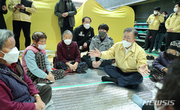 [울진=뉴시스] 김진아 기자 = 강원ㆍ경북 산불현장 방문에 나선 문재인 대통령이 6일 경북 울진군 울진국민체육센터에 마련된 대피소를 방문, 이재민을 위로하고 있다. 2022.03.06. bluesoda@newsis.com