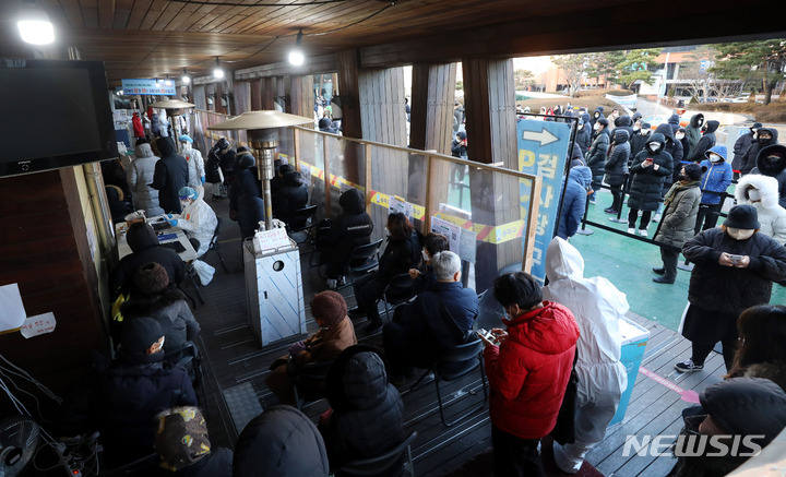 [서울=뉴시스] 추상철 기자 = 코로나19 신규확진자수가 사흘 연속 20만명대를 기록한 6일 오전 서울 송파구 선별진료소에서 시민들이 코로나19 검사를 받기 위해 길게 줄지어 서 있다. 2022.03.06. scchoo@newsis.com