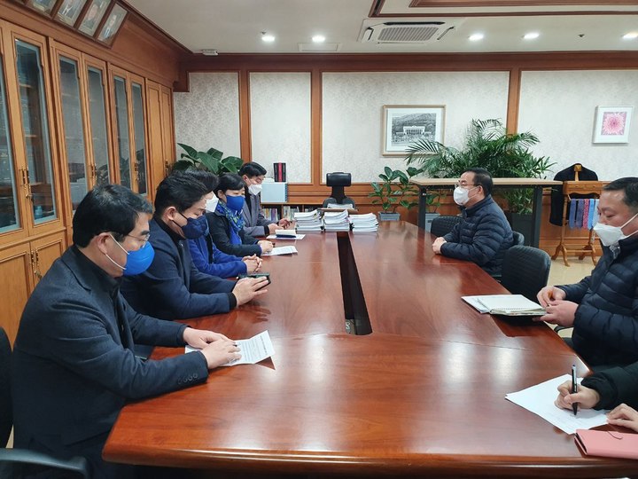 [과천=뉴시스] 최진석 기자 = 더불어민주당 서영교(왼쪽 네번째) 행안위원장과 백혜련 선대위 수석대변인을 비롯한 더불어민주당 의원들이 6일 코로나19 확진자·격리자 사전투표와 관련해 재발 방지를 촉구하며 과천 중앙선거관리위원회를 항의 방문해 김세환 중앙선관위 사무총장에게 사전투표시 발생한 문제점에 대한 강한 질타와 본투표시 대책마련을 촉구하고 있다. (사진=더불어민주당 제공) 2022.03.06. photo@newsis.com *재판매 및 DB 금지