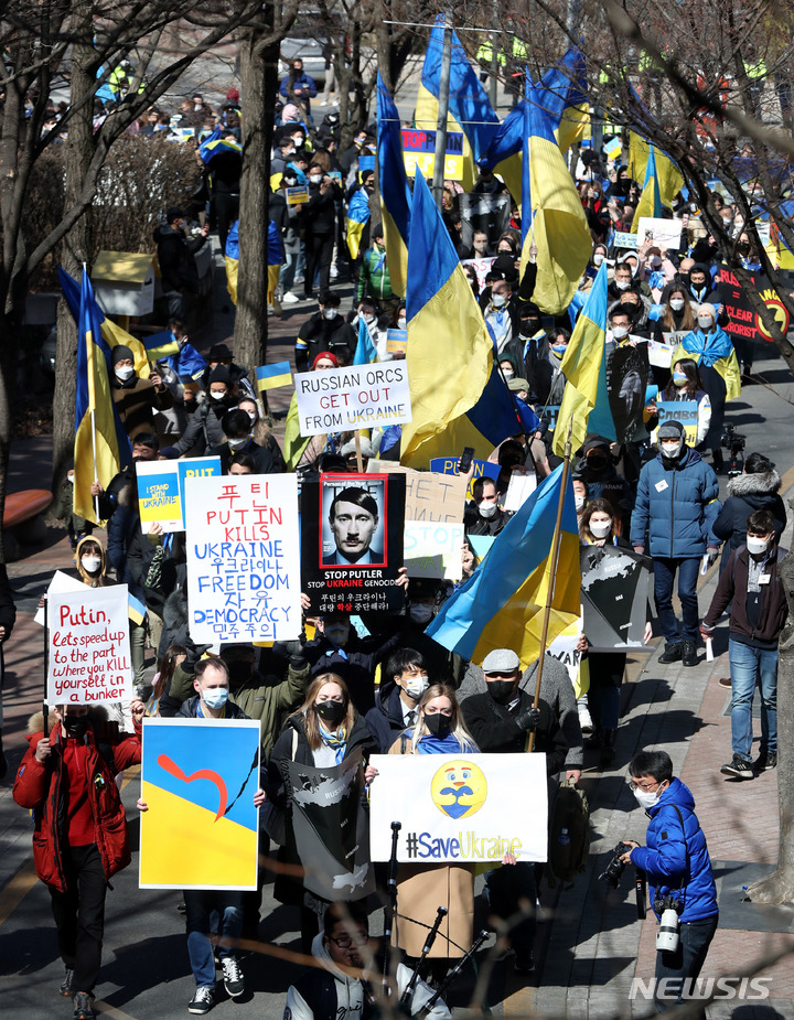 [서울=뉴시스] 추상철 기자 = 체한 우크라인들이 6일 오전 서울 중구 주한러시아대사관 앞에서 러시아의 우크라이나 침공 중단을 촉구하는 기자회견을 마친 후 행진하고 있다. 2022.03.06. scchoo@newsis.com