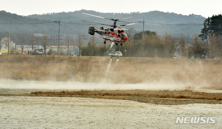 [울진=뉴시스] 이무열 기자 = 울진 산불 사흘째인 6일 진화헬기가 저수지에서 물을 담고 있다. 2022.03.06. lmy@newsis.com