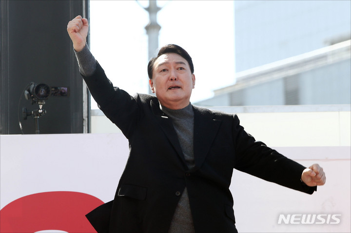 [의정부=뉴시스] 국회사진기자단 = 윤석열 국민의힘 대선 후보가 6일 오후 경기도 의정부시 의정부역 행복로에서 열린 '윤석열이 행복특별시 의정부의 행복을 더 키웁니다' 경기 의정부 유세에서 지지를 호소하고 있다. 2022.03.06. photo@newsis.com