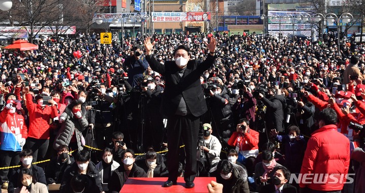 [동두천=뉴시스] 국회사진기자단 = 윤석열 국민의힘 대선 후보가 6일 오후 경기도 동두천시 지행역 광장에서 열린 대한민국 지켜온 국가안보도시 동두천, 이제는 발전입니다 경기 동두천 유세에서 지지를 호소하고 있다. 2022.03.06. photo@newsis.com