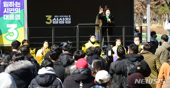 [서울=뉴시스] 국회사진기자단 = 심상정 정의당 대선 후보가 6일 서울 연남동 연트럴파크에서 열린 2030 프라이드 유세에서 지지를 호소하고 있다. 2022.03.06. photo@newsis.com