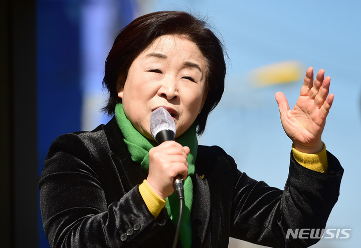 [서울=뉴시스] 국회사진기자단 = 심상정 정의당 대선 후보가 6일 서울 연남동 연트럴파크에서 열린 2030 프라이드 유세에서 지지를 호소하고 있다. 2022.03.06. photo@newsis.com