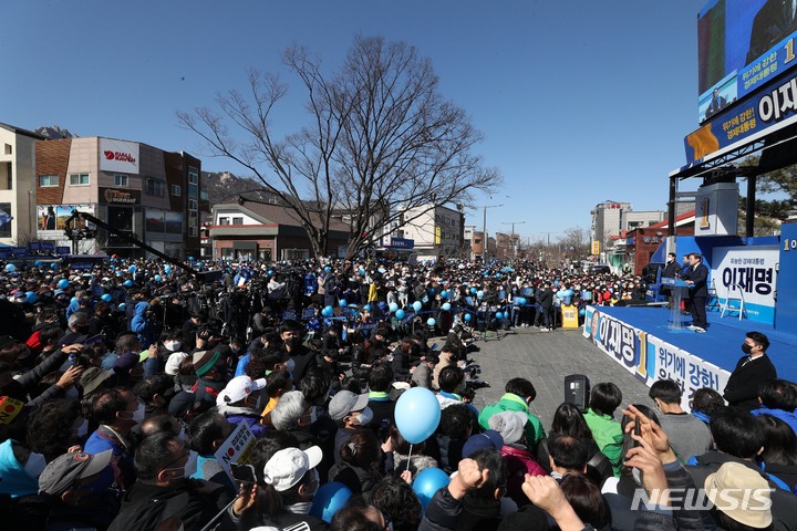 [서울=뉴시스] 국회사진기자단 = 이재명 더불어민주당 대선 후보가 6일 서울 도봉산 입구에서 열린 ‘사통팔달 도봉, 서울의 신경제중심지! 이재명은 합니다!’ 도봉 집중 유세에서 지지를 호소하고 있다. 2022.03.06. photo@newsis.com