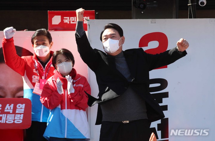 [동두천=뉴시스] 국회사진기자단 = 윤석열 국민의힘 대선 후보가 6일 오후 경기도 동두천시 지행역 광장에서 열린 대한민국 지켜온 국가안보도시 동두천, 이제는 발전입니다 경기 동두천 유세에서 지지를 호소하며 어퍼컷 세리머니를 하고 있다. 2022.03.06. photo@newsis.com