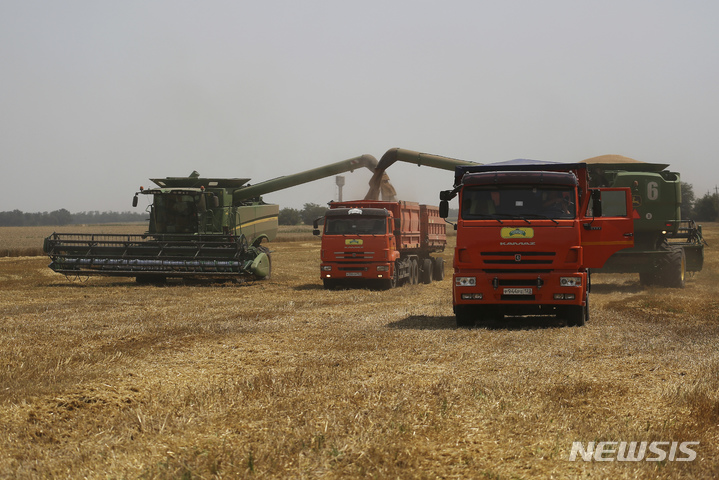 [트빌리스카(러시아)=AP/뉴시스] 지난해 7월21일 러시아 트빌리스카야 마을 인근 밀밭에서 농부들이 밀을 수확하고 있는 모습. 2022.05.02.