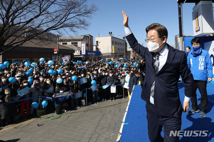 [서울=뉴시스] 국회사진기자단 = 이재명 더불어민주당 대선 후보가 6일 서울 도봉산 입구에서 열린 ‘사통팔달 도봉, 서울의 신경제중심지! 이재명은 합니다!’ 도봉 집중 유세에 참석해 지지를 호소하고 있다. 2022.03.06. photo@newsis.com