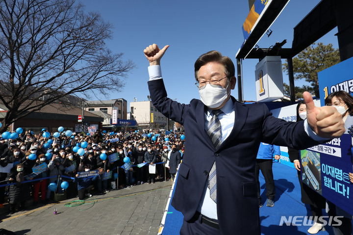 [서울=뉴시스] 국회사진기자단 = 이재명 더불어민주당 대선 후보가 6일 서울 도봉산 입구에서 열린 ‘사통팔달 도봉, 서울의 신경제중심지! 이재명은 합니다!’ 도봉 집중 유세에 참석해 지지를 호소하고 있다. 2022.03.06. photo@newsis.com
