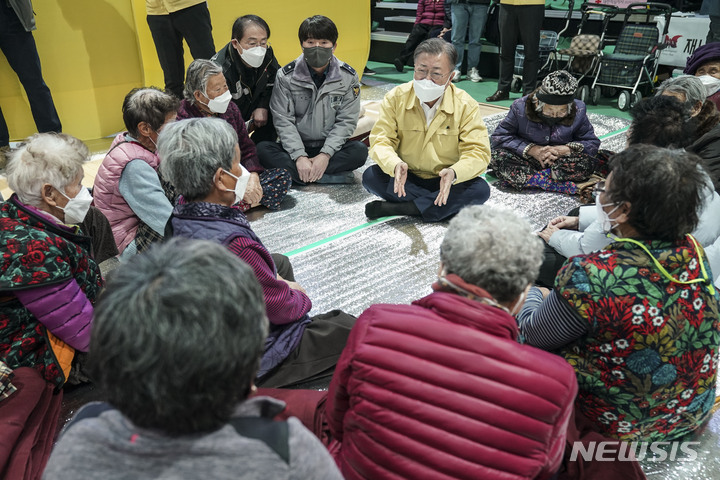 [울진=뉴시스] 강원ㆍ경북 산불현장 방문에 나선 문재인 대통령이 6일 경북 울진군 울진국민체육센터에 마련된 대피소를 방문, 이재민을 위로하고 있다. (사진=청와대 제공) 2022.03.06. photo@newsis.com