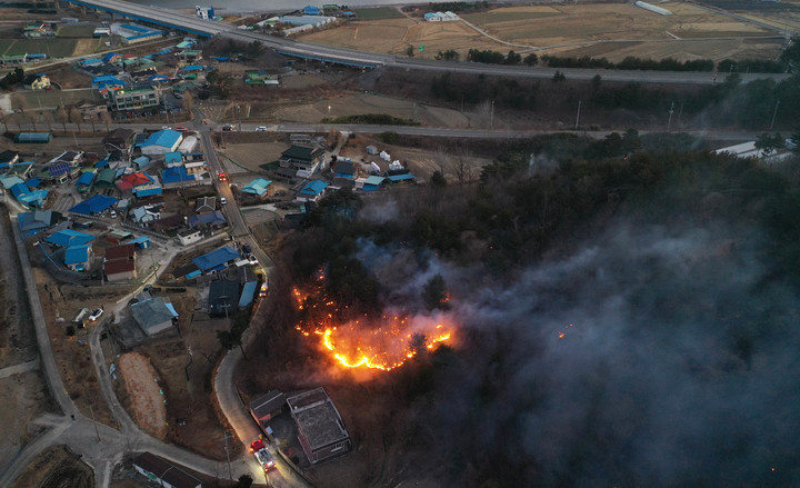 [서울=뉴시스] 지난 5일 경북 울진에서 시작된 산불이 강원 삼척시까지 번져 일대 산림에서 불길과 연기가 피어오르고 있다. (사진=강원일보 제공) 2022.03.06. photo@newsis.com *재판매 및 DB 금지