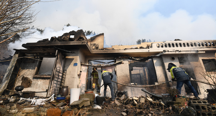 [서울=뉴시스] 지난 5일 강원 강릉시 옥계 산불로 불타버린 주택. photo@newsis.com *재판매 및 DB 금지